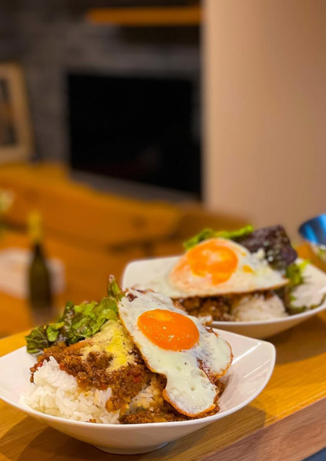 ラグーソースと目玉焼き乗せご飯