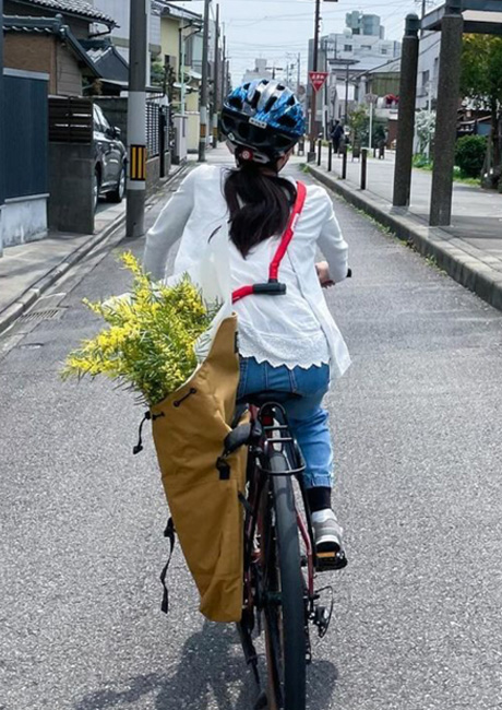 ミモザと乗せて自転車で運ぶ