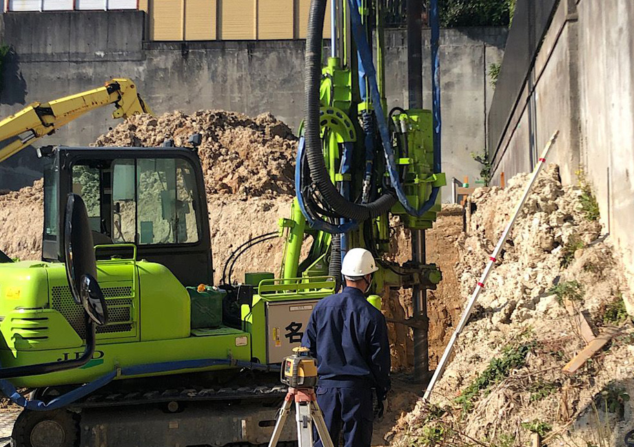 ショベルカーで造成工事